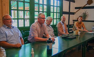 Jürgen Bartelheim (2.v.l.), Maik Busche (r.). Ihre Stellvertreter sind Hartwig Bekemeier (l.) und Michael Braun (abwesend). Auch Bürgermeister Marko Steiner (2.v.r.) und Kreistagsbewerber Rolf-Dieter Schütte waren zu Gast. - Noah Brümmelhorst Jürgen Bartelheim (2.v.l.), Maik Busche (r.). Ihre Stellvertreter sind Hartwig Bekemeier (l.) und Michael Braun (abwesend). Auch Bürgermeister Marko Steiner (2.v.r.) und Kreistagsbewerber Rolf-Dieter Schütte waren zu Gast. - Noah Brümmelhorst