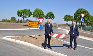 Landrat Manfred Müller (r.) und Landtagsabgeordneter Bernhard Hoppe-Biermeyer geben den Kreisel offiziell für den Verkehr frei. - Michael Rüngeler, Kreisstraßenbauamt Landrat Manfred Müller (r.) und Landtagsabgeordneter Bernhard Hoppe-Biermeyer geben den Kreisel offiziell für den Verkehr frei. - Michael Rüngeler, Kreisstraßenbauamt
