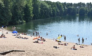Dass das Baden im Habichtsee nicht erlaubt ist, stört bei sommerlichen Temperaturen kaum jemanden. - Svenja Ludwig (Archiv) Dass das Baden im Habichtsee nicht erlaubt ist, stört bei sommerlichen Temperaturen kaum jemanden. - Svenja Ludwig (Archiv)