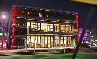 Der „Grüne Würfel" leuchtet abends jetzt rot. - Sarah Jonek Der „Grüne Würfel" leuchtet abends jetzt rot. - Sarah Jonek