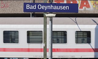 In Bad Oeynhausen wollte die 17-Jährige aussteigen, doch drei junge Männer versperrten ihr den Weg. - Ulf Hanke In Bad Oeynhausen wollte die 17-Jährige aussteigen, doch drei junge Männer versperrten ihr den Weg. - Ulf Hanke