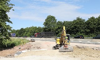 Beton-Wände auf der Fahrbahn trennen den laufenden Verkehr von den Baustellenfahrzeugen an diesem Knotenpunkt. - Simone Flörke Beton-Wände auf der Fahrbahn trennen den laufenden Verkehr von den Baustellenfahrzeugen an diesem Knotenpunkt. - Simone Flörke