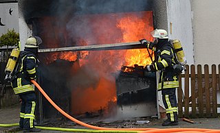 Als die Feuerwehr das Tor öffnete, loderten im Inneren der Garage die hellen Flammen. - Thomas Kube Als die Feuerwehr das Tor öffnete, loderten im Inneren der Garage die hellen Flammen. - Thomas Kube