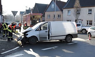 Der Mercedes Vito (Foto) und der BMW wurden schwer beschädigt. - Polizei Der Mercedes Vito (Foto) und der BMW wurden schwer beschädigt. - Polizei