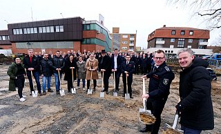 Besonders unter Beobachtung stehen Wehrführer Sebastian Lienen und Bürgermeister Michael Berens beim symbolischen Spatenstich. - Ralph Meyer Besonders unter Beobachtung stehen Wehrführer Sebastian Lienen und Bürgermeister Michael Berens beim symbolischen Spatenstich. - Ralph Meyer