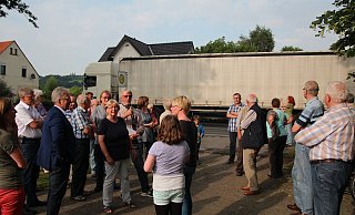 Auf dem Hof Rürup: Gegen 18.30 Uhr donnert nur noch alle fünf Minuten ein Hermes-Lastwagen am Gelände vorbei. - Corina Lass Auf dem Hof Rürup: Gegen 18.30 Uhr donnert nur noch alle fünf Minuten ein Hermes-Lastwagen am Gelände vorbei. - Corina Lass