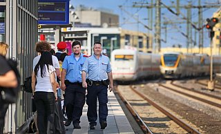 Noch mehr als früher achtet das Sicherheitspersonal auf das Einhalten des Sicherheitsabstandes zur Bahnsteigkante. - Sarah Jonek Noch mehr als früher achtet das Sicherheitspersonal auf das Einhalten des Sicherheitsabstandes zur Bahnsteigkante. - Sarah Jonek