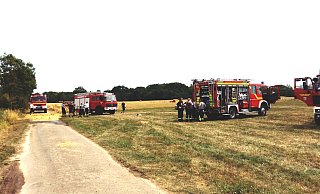 Schlimmeres verhindert: Die Feuerwehr konnte das Feuer am Groß Greben Ding in Espelkamp-Fabbenstedt kurz vor dem Waldrand löschen. Drei Löschzüge waren im Einsatz. Das Feld wurde anschließend umgepflügt. - Thomas Galla Schlimmeres verhindert: Die Feuerwehr konnte das Feuer am Groß Greben Ding in Espelkamp-Fabbenstedt kurz vor dem Waldrand löschen. Drei Löschzüge waren im Einsatz. Das Feld wurde anschließend umgepflügt. - Thomas Galla