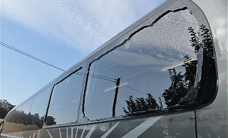 Zwei Seitenscheiben an dem Bus wurden zerstört. - Polizei Höxter Zwei Seitenscheiben an dem Bus wurden zerstört. - Polizei Höxter