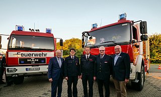 Vor dem Gerätehaus Fürstenberg stellten (v. l.) Bürgermeister Christoph Rüther, Löschzugführer Andreas Luig, Wehrführer Martin Liebing, Kreisbrandmeister Elmar Keuter und Vize-Landrat Wolfgang Weigel die neuen Großfahrzeuge in Dienst. - Ralph Meyer Vor dem Gerätehaus Fürstenberg stellten (v. l.) Bürgermeister Christoph Rüther, Löschzugführer Andreas Luig, Wehrführer Martin Liebing, Kreisbrandmeister Elmar Keuter und Vize-Landrat Wolfgang Weigel die neuen Großfahrzeuge in Dienst. - Ralph Meyer