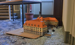 Der Angeklagte hatte das Modell des Herforder Rathauses im Foyer umgeworfen. - Stadt Herford Der Angeklagte hatte das Modell des Herforder Rathauses im Foyer umgeworfen. - Stadt Herford