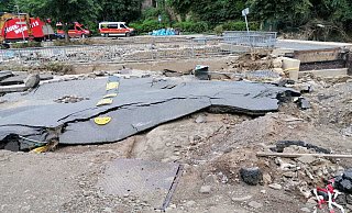 Nur noch Reste zeugen im Hochwassergebiet davon, dass hier einmal eine Straße war. - Svenja Störmer Nur noch Reste zeugen im Hochwassergebiet davon, dass hier einmal eine Straße war. - Svenja Störmer