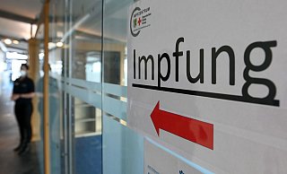 Die meisten Impfzentren in OWL laufen wieder auf vollem Betrieb. - Symbolfoto: AFP Die meisten Impfzentren in OWL laufen wieder auf vollem Betrieb. - Symbolfoto: AFP