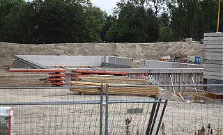 Bis das Becken mit Wasser gefüllt ist und die Besucher ihre Bahnen ziehen können, wird es noch einige Monate dauern. - Björn Kenter Bis das Becken mit Wasser gefüllt ist und die Besucher ihre Bahnen ziehen können, wird es noch einige Monate dauern. - Björn Kenter