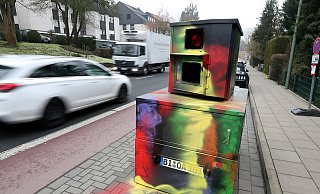 Blitzer Bernhard wurde an der Wertherstraße knallbunt angesprüht. - Wolfgang Rudolf Blitzer Bernhard wurde an der Wertherstraße knallbunt angesprüht. - Wolfgang Rudolf