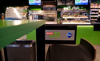 So oder ähnlich könnte die Aral-Tankstelle mit dem Rewe-to-go-Markt künftig aussehen. - Rupert Warren So oder ähnlich könnte die Aral-Tankstelle mit dem Rewe-to-go-Markt künftig aussehen. - Rupert Warren