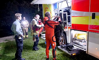 Für die Suche nach einem vermissten Schwimmer machen sich Taucher der Paderborner Feuerwehr einsatzbereit. - Ralph Meyer Für die Suche nach einem vermissten Schwimmer machen sich Taucher der Paderborner Feuerwehr einsatzbereit. - Ralph Meyer