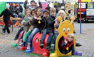 In früheren Jahren war beim Weltkindertag noch "Kuscheln" angesagt, wie auf diesem Archivbild vom Klosterplatz. 2020 gibt es viele dezentrale Aktionen mit Hygienelabel. - BIELEFELD In früheren Jahren war beim Weltkindertag noch "Kuscheln" angesagt, wie auf diesem Archivbild vom Klosterplatz. 2020 gibt es viele dezentrale Aktionen mit Hygienelabel. - BIELEFELD