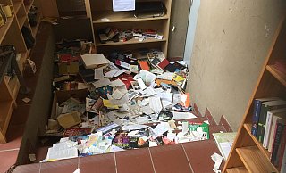 Mutwillig aus den Regalen gerissen liegen zerfetzte Bücher auf dem Boden der ehemaligen Pausenhalle. - Adalbert Fricke Mutwillig aus den Regalen gerissen liegen zerfetzte Bücher auf dem Boden der ehemaligen Pausenhalle. - Adalbert Fricke