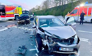Der Autounfall ereignete sich in den frühen Morgenstunden in Höhe der Anschlussstelle Schloß Neuhaus der Autobahn A33 - Ralph Meyer Der Autounfall ereignete sich in den frühen Morgenstunden in Höhe der Anschlussstelle Schloß Neuhaus der Autobahn A33 - Ralph Meyer