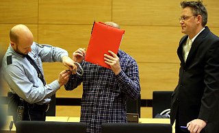 Der Bielefelder war bisher auf freiem Fuß, noch im Gerichtssaal wurde er verhaftet und ins Gefängnis gebracht. Weder der Verurteilte, noch sein Verteidiger Alexander klemme hatten damit gerechnet. - Wolfgang Rudolf Der Bielefelder war bisher auf freiem Fuß, noch im Gerichtssaal wurde er verhaftet und ins Gefängnis gebracht. Weder der Verurteilte, noch sein Verteidiger Alexander klemme hatten damit gerechnet. - Wolfgang Rudolf