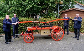 Die vier Kreisbrandmeister (v. l.) Franz Rickert, Elmar Keuter, Bernhard Lücke und Wilhelm Hecker grüßen die Feuerwehrsenioren im Kreis Paderborn aus dem Delbrücker Stadtteil Ostenland. - Ralph Meyer Die vier Kreisbrandmeister (v. l.) Franz Rickert, Elmar Keuter, Bernhard Lücke und Wilhelm Hecker grüßen die Feuerwehrsenioren im Kreis Paderborn aus dem Delbrücker Stadtteil Ostenland. - Ralph Meyer