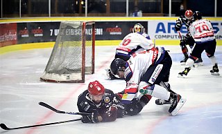 Niedergekämpft: Die Herforder Ice Dragons gaben im Derby gegen die Hammer Eisbären eine 3:1-Führung aus den Händen und kassierten mit der 3:4-Niederlage eine herbe Enttäuschung. - Jürgen Feyerabend - feyerdragon pic art Niedergekämpft: Die Herforder Ice Dragons gaben im Derby gegen die Hammer Eisbären eine 3:1-Führung aus den Händen und kassierten mit der 3:4-Niederlage eine herbe Enttäuschung. - Jürgen Feyerabend - feyerdragon pic art