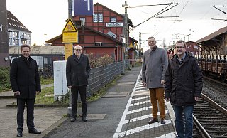Salzkottens Bürgermeister Ulrich Berger, Bernhard Hoppe-Biermeyer, Matthias Goeken und Fachbereichsleiter Martin Westermeier (v. l.) freuen sich auf den Umbau des Bahnhofs in Salzkotten. - Hoppe-Biermeyer Salzkottens Bürgermeister Ulrich Berger, Bernhard Hoppe-Biermeyer, Matthias Goeken und Fachbereichsleiter Martin Westermeier (v. l.) freuen sich auf den Umbau des Bahnhofs in Salzkotten. - Hoppe-Biermeyer