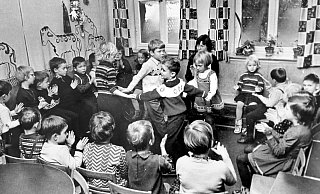Der Tanz der fröhlichen Kinderrunde ist in der Chronik des Kindergartens verewigt. - Kita Maiwiese Der Tanz der fröhlichen Kinderrunde ist in der Chronik des Kindergartens verewigt. - Kita Maiwiese