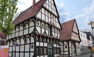 Das Remensniderhaus an der Brüderstraße auf einer Aufnahme aus dem Frühjahr. Rechts daneben steht das etwas jüngere Engelkinghaus von 1532. - Frank-Michael Kiel-Steinkamp Das Remensniderhaus an der Brüderstraße auf einer Aufnahme aus dem Frühjahr. Rechts daneben steht das etwas jüngere Engelkinghaus von 1532. - Frank-Michael Kiel-Steinkamp