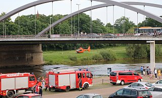 Mit einem Großaufgebot suchte die Feuerwehr in der Weser nach dem Vermissten. MT-Archivfoto: Nadine Schwan Mit einem Großaufgebot suchte die Feuerwehr in der Weser nach dem Vermissten. MT-Archivfoto: Nadine Schwan