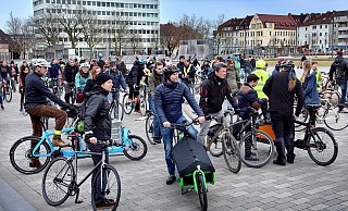 Radler-Treffen der Initiative "Critical Mass" auf dem Kesselbrink. - Barbara Franke Radler-Treffen der Initiative "Critical Mass" auf dem Kesselbrink. - Barbara Franke