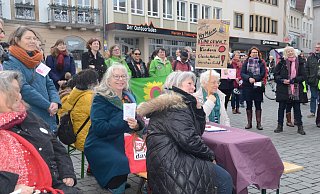 Rund 70 Zuhörerinnen und Zuhörer fanden am Sonntagmorgen den Weg zum Domplatz, um gemeinsam die Forderungen der Frauenbewegung zu bekräftigen. - Carmen Behrens Rund 70 Zuhörerinnen und Zuhörer fanden am Sonntagmorgen den Weg zum Domplatz, um gemeinsam die Forderungen der Frauenbewegung zu bekräftigen. - Carmen Behrens