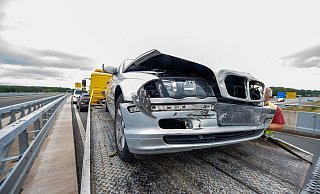 Der BMW musste - wie auf diesem Symbolfoto - abgeschleppt werden. - CHRISTIAN MATHIESEN Der BMW musste - wie auf diesem Symbolfoto - abgeschleppt werden. - CHRISTIAN MATHIESEN