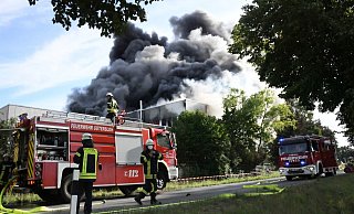 Die Verzinkerei Hubert Altehülhorst in Rietberg brennt lichterloh. Das Feuer wird bereits seit mehreren Stunden bekämpft. - Andreas Eickhoff Die Verzinkerei Hubert Altehülhorst in Rietberg brennt lichterloh. Das Feuer wird bereits seit mehreren Stunden bekämpft. - Andreas Eickhoff