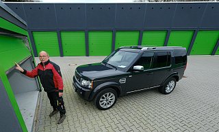 Hans Overbeck öffnet eine der Garagen, die bei Boxit in Senne ab 12 Quadratmetern anfangen. - Foto: Andreas Zobe/NW Hans Overbeck öffnet eine der Garagen, die bei Boxit in Senne ab 12 Quadratmetern anfangen. - Foto: Andreas Zobe/NW