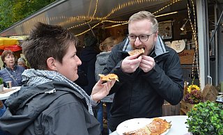 Schmeckt gut: Lena Höwelkröger und Stefan Lüke teilen sich "Uromas Schwenkwaffel", die nach alter Art über dem Feuer gebacken wurde. - Sibylle Kemna Schmeckt gut: Lena Höwelkröger und Stefan Lüke teilen sich "Uromas Schwenkwaffel", die nach alter Art über dem Feuer gebacken wurde. - Sibylle Kemna