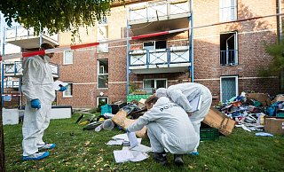 Die Mordkommission Moenkamp ermittelt vor dem Mehrfamilienhaus in Altenhagen, in dem ein Mieter mehrere Brände gelegt haben soll. - CHRISTIAN MATHIESEN Die Mordkommission Moenkamp ermittelt vor dem Mehrfamilienhaus in Altenhagen, in dem ein Mieter mehrere Brände gelegt haben soll. - CHRISTIAN MATHIESEN