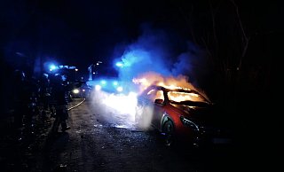 Das brennende Fahrzeug wurde durch die Einsatzkräfte abgelöscht. - Feuerwehr Altenbeken Das brennende Fahrzeug wurde durch die Einsatzkräfte abgelöscht. - Feuerwehr Altenbeken