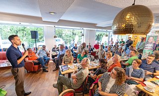Tim Achtermeyer (l.), Vorsitzender der NRW-Grünen, unterstützt den Wahlkampf des grünen Landratskandidaten Carsten Birkelbach (2.v.l.) und des Paderborner Bürgermeisterkandidaten Frank Wolters (5.v.l.). - Niklas Tüns Tim Achtermeyer (l.), Vorsitzender der NRW-Grünen, unterstützt den Wahlkampf des grünen Landratskandidaten Carsten Birkelbach (2.v.l.) und des Paderborner Bürgermeisterkandidaten Frank Wolters (5.v.l.). - Niklas Tüns