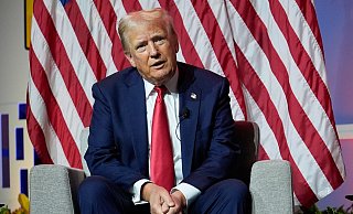 Der republikanische US-Präsidentschaftskandidat Donald Trump hat seinen Vize J.D. Vance halbherzig gegen Kritik verteidigt und dessen Bedeutung im Wahlkampf heruntergespielt. - Charles Rex Arbogast/AP/dpa Der republikanische US-Präsidentschaftskandidat Donald Trump hat seinen Vize J.D. Vance halbherzig gegen Kritik verteidigt und dessen Bedeutung im Wahlkampf heruntergespielt. - Charles Rex Arbogast/AP/dpa