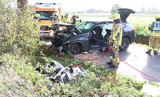 Ein 19-jähriger Autofahrer verunglückt auf der Knäppenstraße im Delbrücker Ortsteil Westenholz schwer. - Feuerwehr Delbrück Ein 19-jähriger Autofahrer verunglückt auf der Knäppenstraße im Delbrücker Ortsteil Westenholz schwer. - Feuerwehr Delbrück