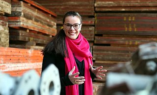 So sehen Siegerinnen aus: Norma Bopp-Strecker hat soeben den Bielefelder Frauenpreis gewonnen - als vierte Frau in Bielefeld. - Wolfgang Rudolf So sehen Siegerinnen aus: Norma Bopp-Strecker hat soeben den Bielefelder Frauenpreis gewonnen - als vierte Frau in Bielefeld. - Wolfgang Rudolf