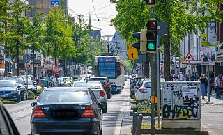 An der Hauptstraße gilt ebenfalls Maskenpflicht. Ein Passant kam dem nur halbherzig nach, er ließ seine Nase frei. Kritik des Ordnungsamtes beantwortete er mit Schlägen und Tritten. - Foto: Andreas Zobe/NW An der Hauptstraße gilt ebenfalls Maskenpflicht. Ein Passant kam dem nur halbherzig nach, er ließ seine Nase frei. Kritik des Ordnungsamtes beantwortete er mit Schlägen und Tritten. - Foto: Andreas Zobe/NW
