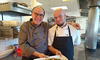 Fabrizio Corigliano (l.) und Felix Hölscher präsentieren das Gericht, das sie für Muttertag zum Nachkochen ausgesucht haben. - Sven Hauhart Fabrizio Corigliano (l.) und Felix Hölscher präsentieren das Gericht, das sie für Muttertag zum Nachkochen ausgesucht haben. - Sven Hauhart