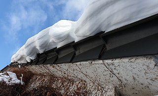 Auf vielen Dächern ruht seit dem Wochenende eine mehrere Zentimeter dicke Schneeschicht. - Marc Uthmann Auf vielen Dächern ruht seit dem Wochenende eine mehrere Zentimeter dicke Schneeschicht. - Marc Uthmann