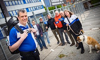 Da lagen noch über 460 Kilometer vor ihm: Jens Stöcker Anfang Mai beim Abschied von seinen Freunden von "Stopper Schulz" an der Schüco-Arena. - M. Müller Da lagen noch über 460 Kilometer vor ihm: Jens Stöcker Anfang Mai beim Abschied von seinen Freunden von "Stopper Schulz" an der Schüco-Arena. - M. Müller
