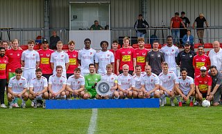 Meisterlicher VfL Theesen mit Trainer Engin Acar (h.v.l.), Torwarttrainer Johannes Ludwig, Maik Rubzov, Gabriel Jazdzewski, Jean Assi, Julian Strathoff, Lukas Hackbart, Ibrahim Sori Kaba, Serge Bakinde, Dennis Meier, Henrik Lüdke, Fynn Laarmann, Timo Niermann, Soufian Kaba, Physio Niklas Pieknik, Betreuer Selim Koyun, Abteilungsleiter Heinz-Werner Stork und Tino Aleksic (v.v.l.), Iven Sielemann, Kai-Niklas Janz, Mattis Beckmann, Dominic Breese, Laurens Flocke, Dominik Sander, Timon Siebert, Tim Fuhrmann, Benedikt Genz, Berkay Güner, Betreuer Harry Yildiz und Marketingvorstand Aydin Özcan. - Andreas Zobe Meisterlicher VfL Theesen mit Trainer Engin Acar (h.v.l.), Torwarttrainer Johannes Ludwig, Maik Rubzov, Gabriel Jazdzewski, Jean Assi, Julian Strathoff, Lukas Hackbart, Ibrahim Sori Kaba, Serge Bakinde, Dennis Meier, Henrik Lüdke, Fynn Laarmann, Timo Niermann, Soufian Kaba, Physio Niklas Pieknik, Betreuer Selim Koyun, Abteilungsleiter Heinz-Werner Stork und Tino Aleksic (v.v.l.), Iven Sielemann, Kai-Niklas Janz, Mattis Beckmann, Dominic Breese, Laurens Flocke, Dominik Sander, Timon Siebert, Tim Fuhrmann, Benedikt Genz, Berkay Güner, Betreuer Harry Yildiz und Marketingvorstand Aydin Özcan. - Andreas Zobe