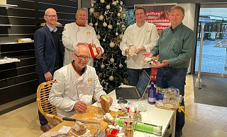 Bei der Stollenprüfung mit dabei: (v.l.) Lothar Ebbers (Innungsgeschäftsführer) und Christof Nolte (Deutsches Brotinstitut) werden von lokalen Bäckermeistern unterstützt. - Jule Prietzel Bei der Stollenprüfung mit dabei: (v.l.) Lothar Ebbers (Innungsgeschäftsführer) und Christof Nolte (Deutsches Brotinstitut) werden von lokalen Bäckermeistern unterstützt. - Jule Prietzel