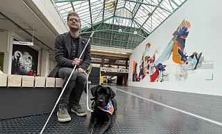 Jonas Schlingmann und sein Blindenführhund Milo sind in der Universität Bielefeld immer gemeinsam unterwegs. In der großen Halle allerdings nicht so gerne, weil der Boden dem 19-Jährigen die Orientierung erschwert, - Carolin Nieder-Entgelmeier Jonas Schlingmann und sein Blindenführhund Milo sind in der Universität Bielefeld immer gemeinsam unterwegs. In der großen Halle allerdings nicht so gerne, weil der Boden dem 19-Jährigen die Orientierung erschwert, - Carolin Nieder-Entgelmeier